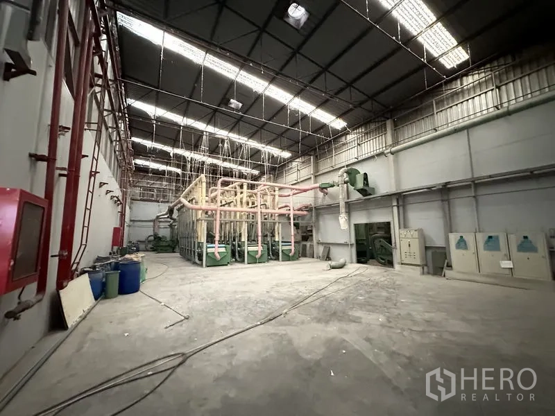 工厂 出租在Bang Bua Thong, Nonthaburi - 设备区，通风管道与控制柜，采光窗上方。