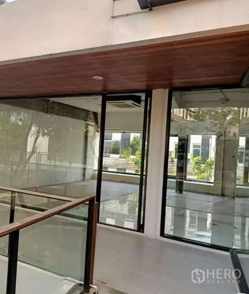 พื้นที่ขายปลีก ให้เช่า - มุมอาคารพื้นที่ค้าปลีก กระจกเต็มผนัง เพดานไม้ ติดทางเดินยกระดับ