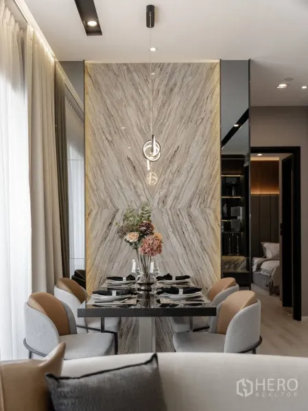 公寓 出售在Ratchathewi, Bangkok - 优雅餐区，大理石背景墙、吊灯与软包餐椅。