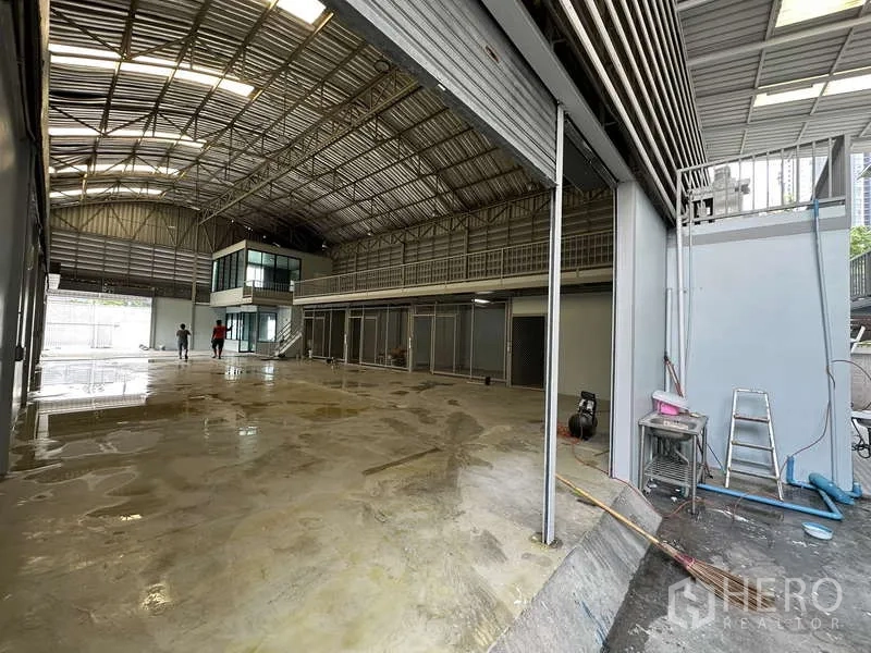 คลังสินค้า ให้เช่าในPak Kret, Nonthaburi - พื้นที่ขนถ่ายเปิดโล่ง ประตูม้วนเชื่อมลานคอนกรีต