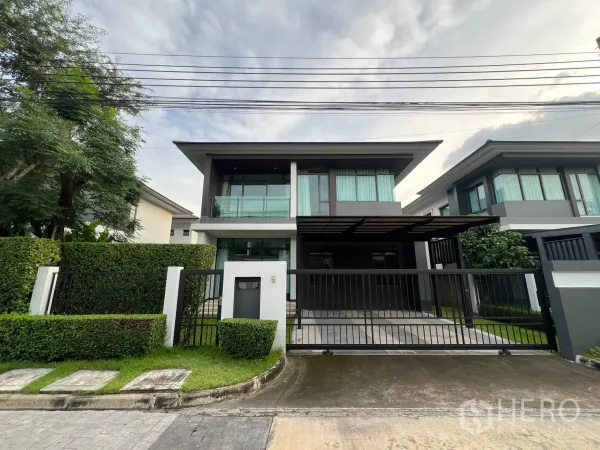 บ้าน ให้เช่าในBang Kapi, Bangkok - หน้าบ้านเดี่ยวสองชั้นสไตล์โมเดิร์น พร้อมรั้วเลื่อน ทางเข้าและระเบียงชั้นบน