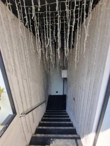 零售空间 出租在Bang Rak, Bangkok - 楼梯间悬挂串灯，通往下层