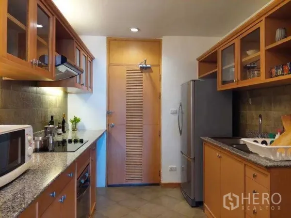 อพาร์ทเมนท์ ให้เช่า - ครัวแบบแกลเลย์ ตู้ไม้ เคาน์เตอร์หิน และเครื่องใช้ไฟฟ้า