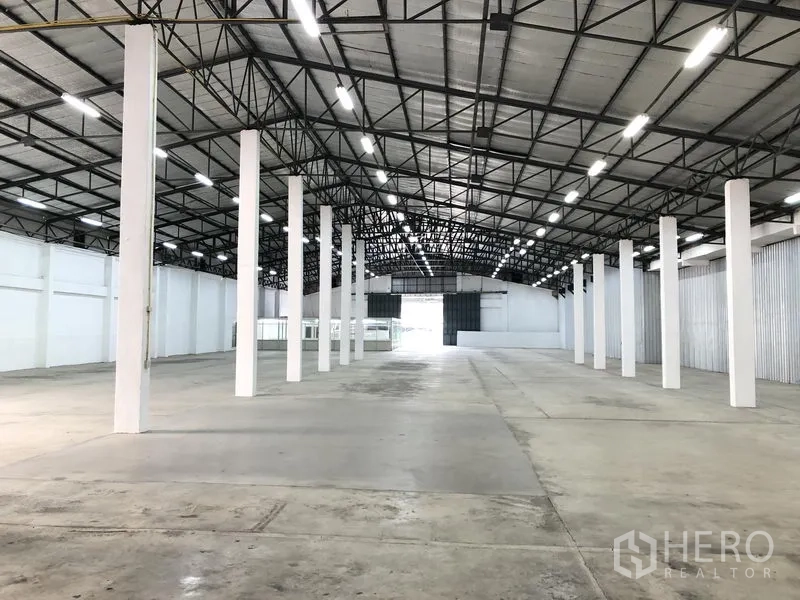 货栈 出租在Nonthaburi - 开阔的仓库平面，多个支撑柱、充足净空和后部装卸门。