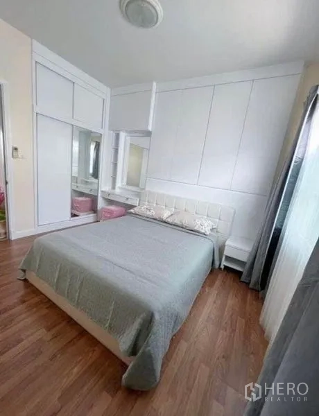 ทาวน์เฮาส์ ให้เช่าในPhra Khanong, Bangkok - ห้องนอนที่สองพร้อมตู้เก็บของบิวท์อิน ตู้เสื้อผ้ากระจกและพื้นไม้ แสงธรรมชาติอ่อนๆ