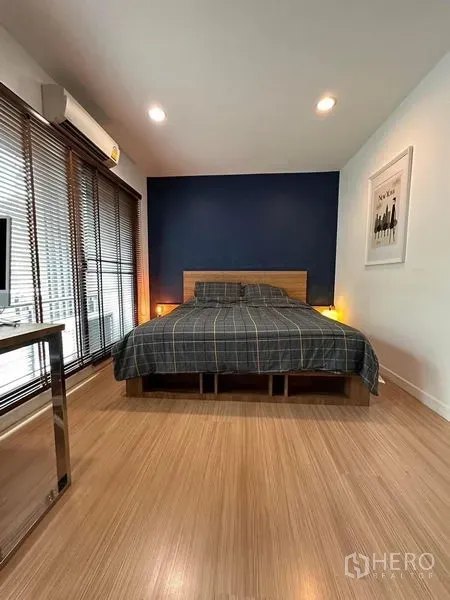 ทาวน์เฮาส์ ขายในWang Thonglang, Bangkok - ห้องนอนกว้างกับผนังเน้นสีน้ำเงินและโคมไฟหัวเตียง