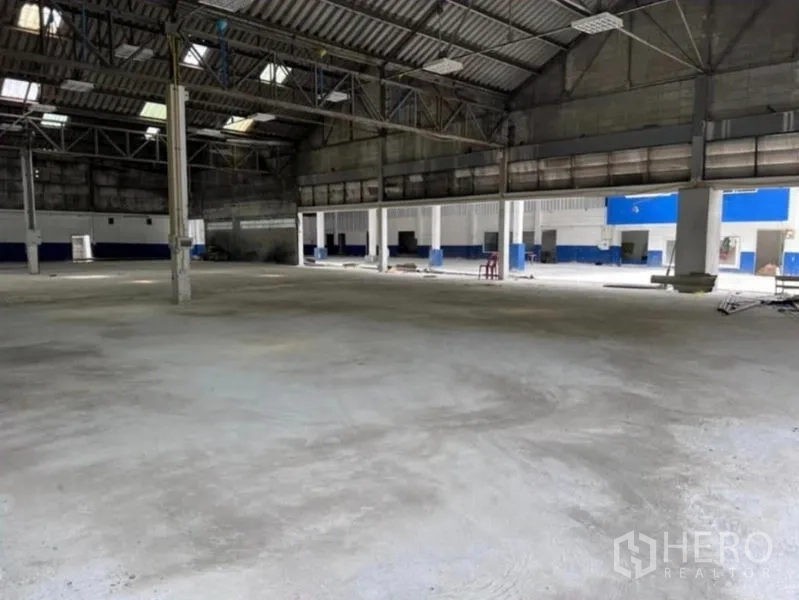 คลังสินค้า ให้เช่าในPhra Khanong, Bangkok - ภายในโกดังพื้นที่กว้าง เพดานทรัสเหล็กสูง ช่องแสง และพื้นคอนกรีตเรียบ