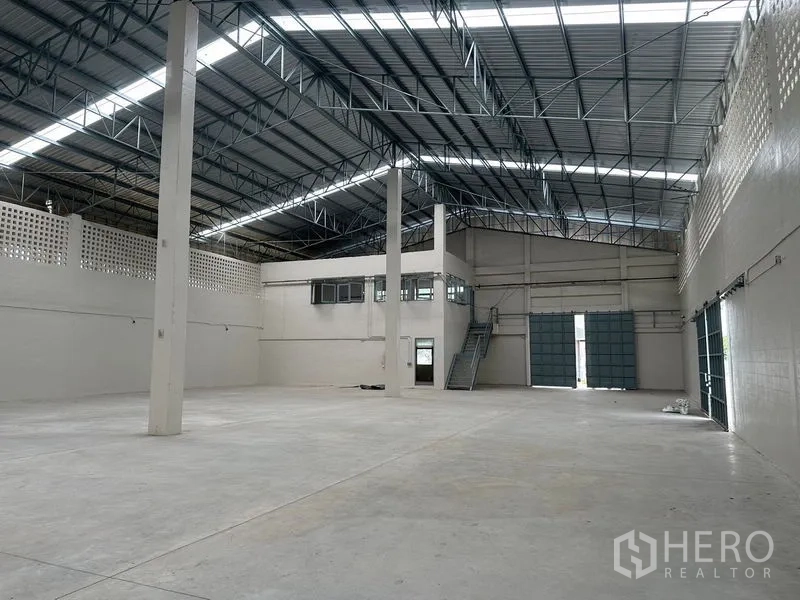 โรงงาน ให้เช่าในLam Luk Ka, Pathum Thani - พื้นที่โรงงานกว้าง มีชั้นลอย สะพานบันได และประตูโรลเลอร์สูง