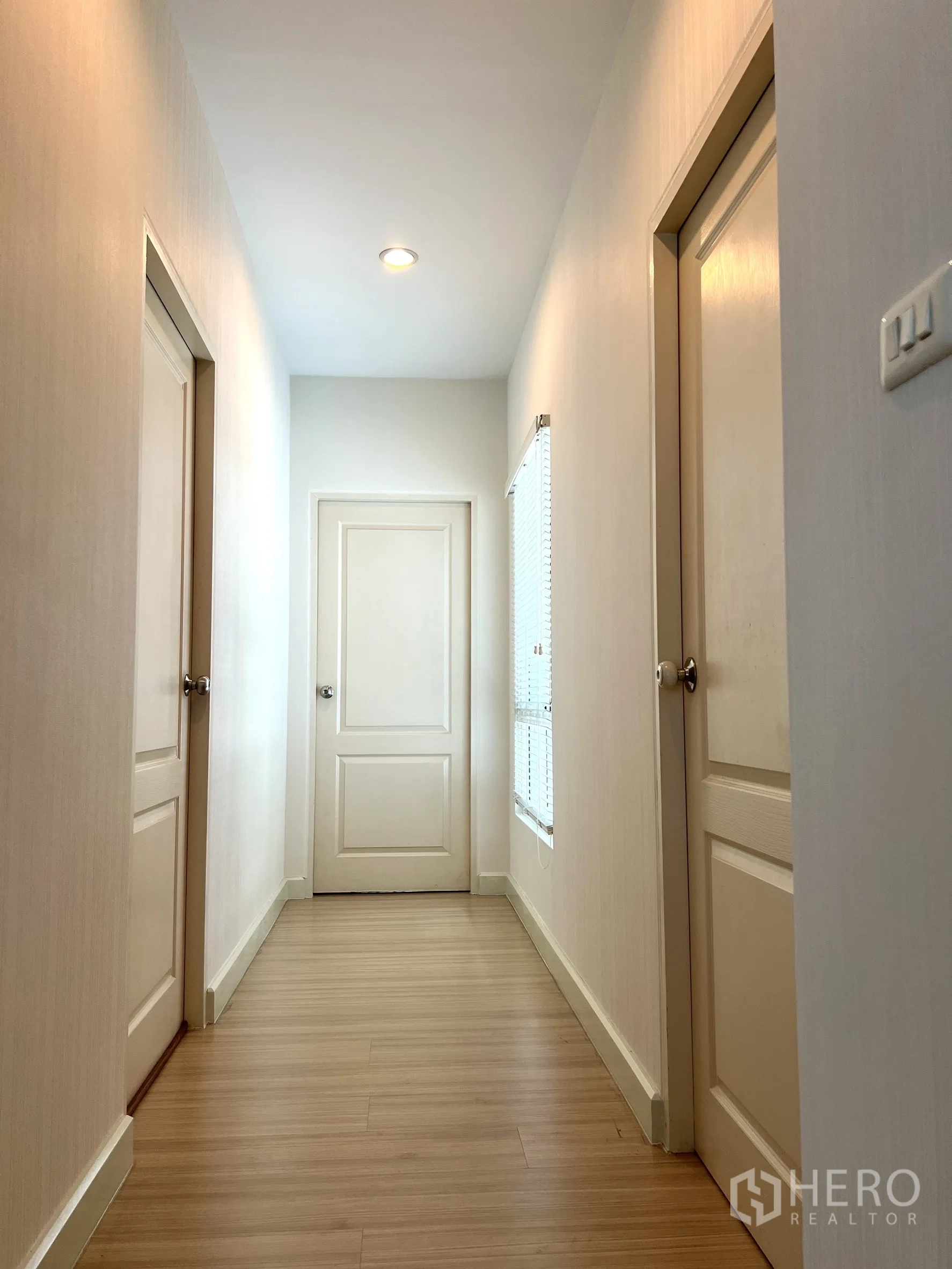 บ้าน ให้เช่าหรือขายในSaphan Sung, Bangkok - โถงทางเดินชั้นบนพื้นไม้ มีประตูไปห้องนอนและห้องน้ำ