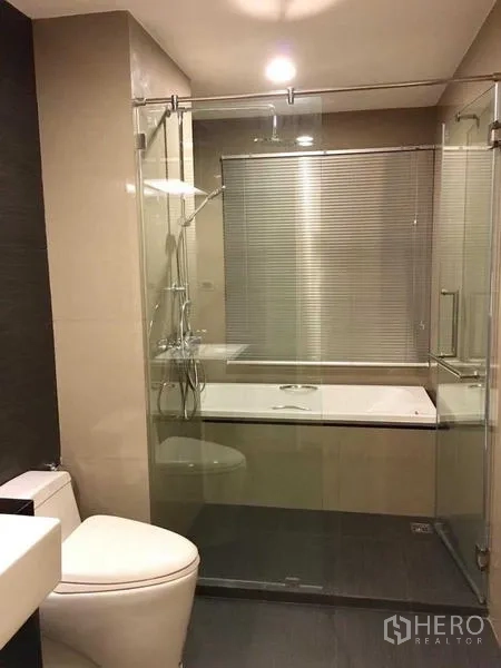 คอนโด ให้เช่าในKhlong Toei, Bangkok - ห้องน้ำสไตล์โมเดิร์น มีห้องอาบน้ำกระจก อ่างอาบน้ำ และโถสุขภัณฑ์