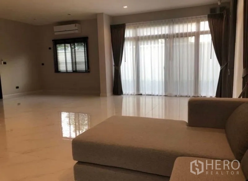 บ้าน ให้เช่าในLat Krabang, Bangkok - พื้นที่รับแขกแบบเปิดโล่ง หน้าต่างสูงจรดเพดาน พร้อมแอร์