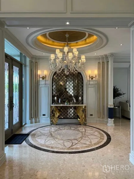 Detached House for rent or sale in Thawi Watthana, Bangkok - Grand foyer with chandelier, round marble medallion floor and decorative niche.