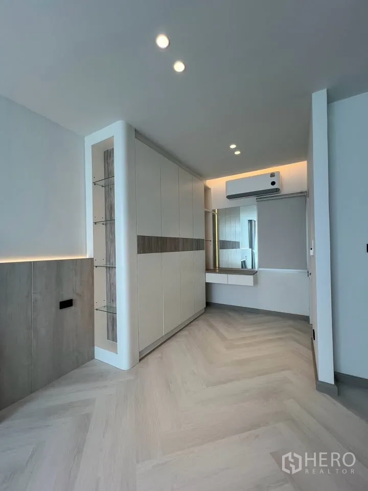 Townhouse for rent in Prawet, Bangkok - Bedroom with wardrobes, dressing table, mirror and air conditioner.