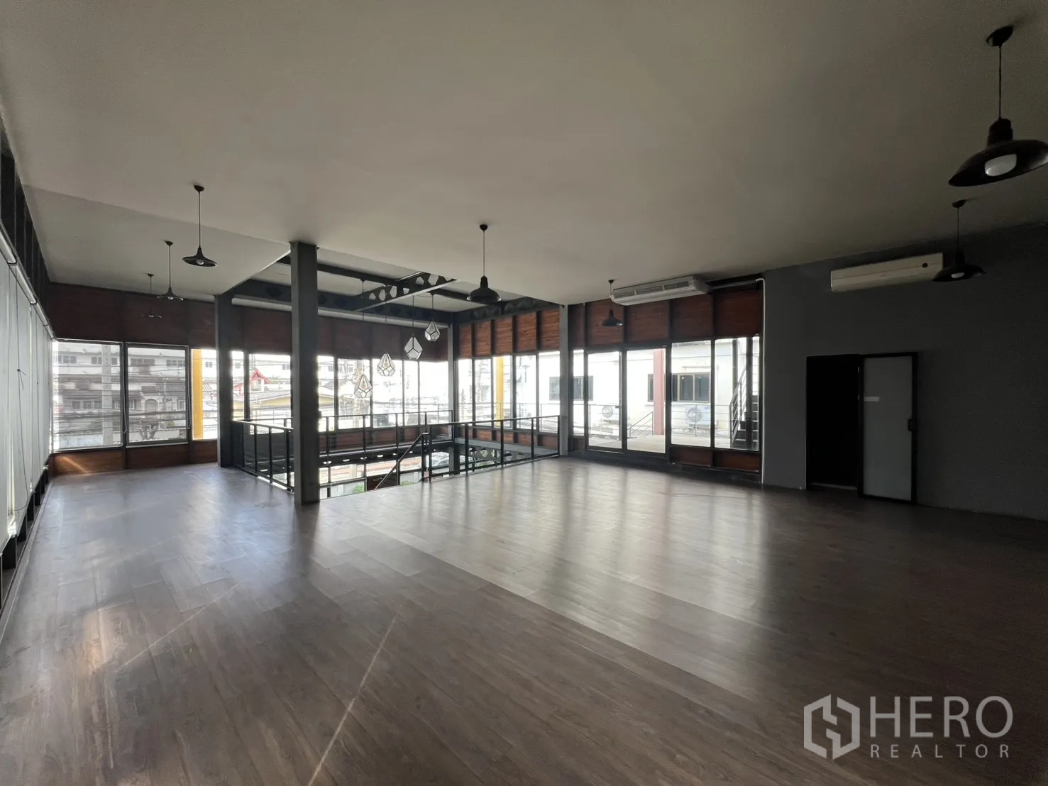 Home Office for rent in Mueang Nonthaburi, Nonthaburi - Spacious upper floor office with panoramic glazing and air conditioners.