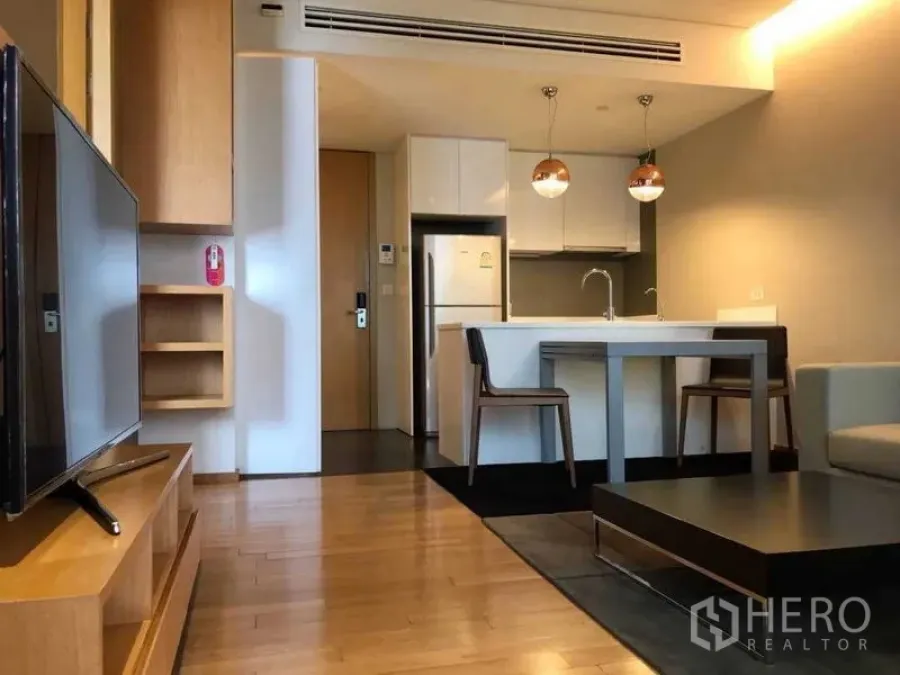 คอนโด ให้เช่าในWatthana, Bangkok - พื้นที่นั่งเล่นเชื่อมครัวไอส์แลนด์ พร้อมทีวีและพื้นไม้