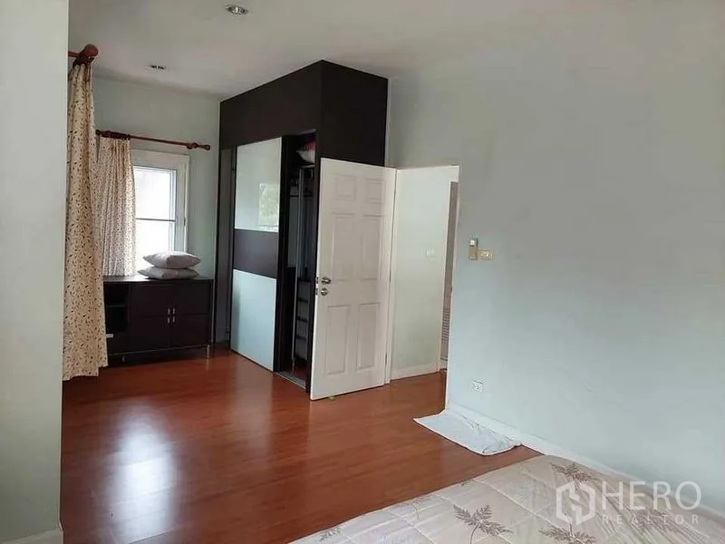 Detached House for sale in Bueng Kum, Bangkok - Spacious bedroom with wardrobe, wood floors and natural light.