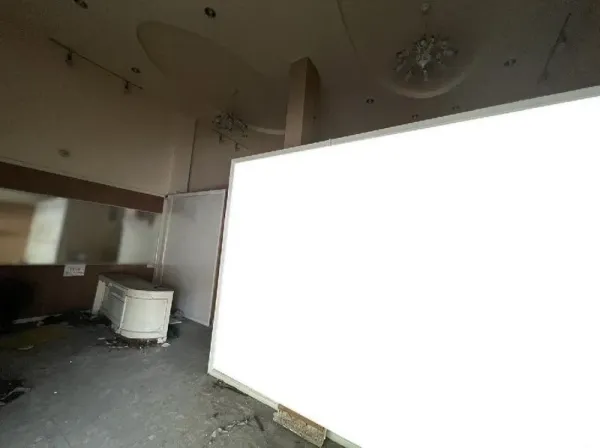 店屋 出租在Watthana, Bangkok - 前厅挑高空间，带吊灯、前台与大型隔断板。