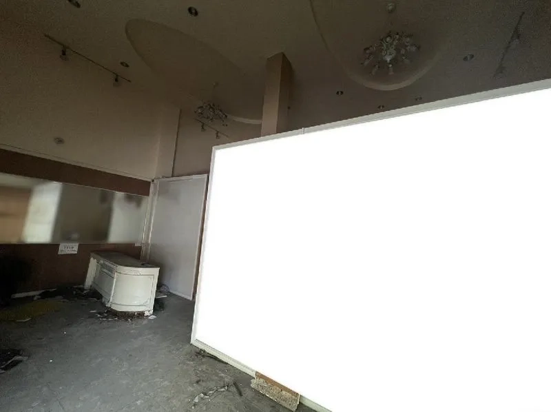 店屋 出租在Watthana, Bangkok - 前厅挑高空间，带吊灯、前台与大型隔断板。