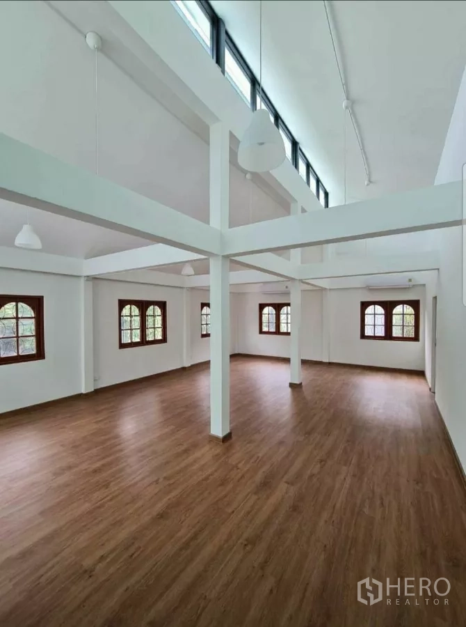 สำนักงานที่บ้าน ให้เช่าในLat Phrao, Bangkok - ฮอลล์ชั้นบนเพดานสูง มีช่องแสง Clerestory และพื้นลามิเนตลายไม้