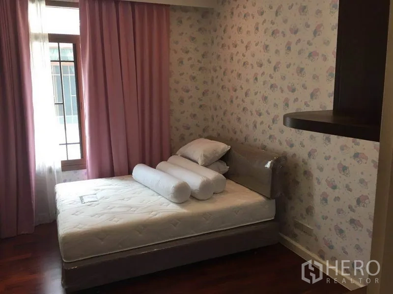 Detached House for rent in Bang Phli, Samut Prakan - Guest bedroom with pink curtains, patterned wallpaper accent wall, and a queen-sized bed.
