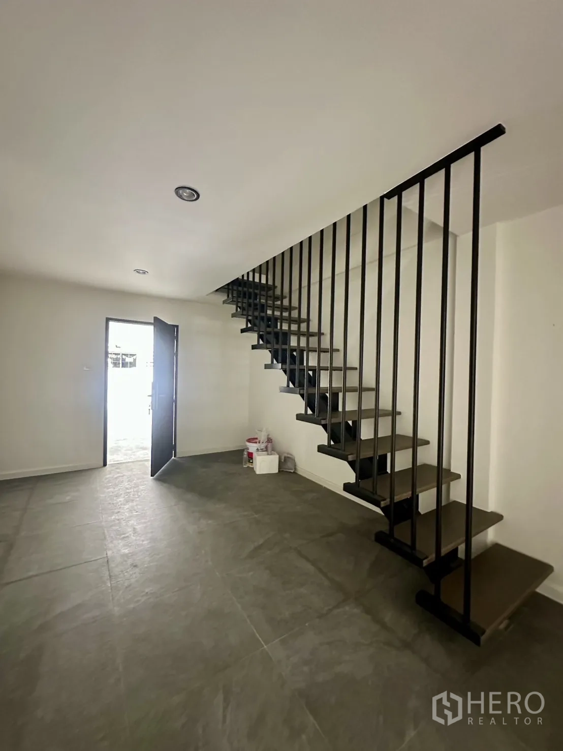 สำนักงานที่บ้าน ให้เช่าในPhra Khanong, Bangkok - พื้นที่ชั้นล่างพร้อมบันไดลูกนอนลอยและพื้นกระเบื้อง