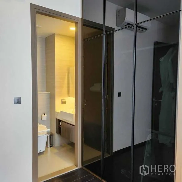 คอนโด ให้เช่าในWatthana, Bangkok - โถงห้องนอนพร้อมตู้เงามันวาว เปิดสู่ห้องน้ำสว่าง