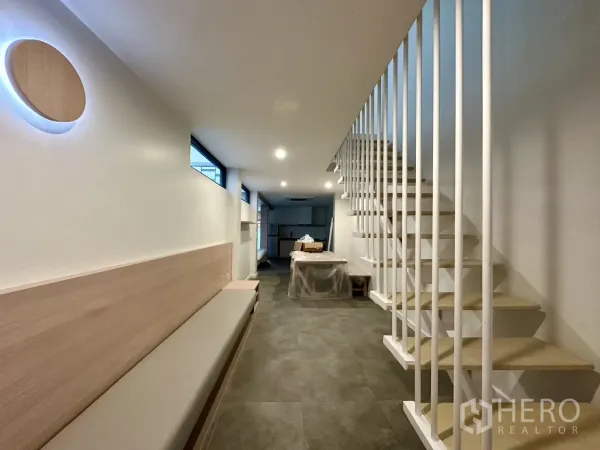 带办公室的家 出租在Phra Khanong, Bangkok - 入口走廊配悬浮楼梯与内置长椅，顶面灯光柔和。