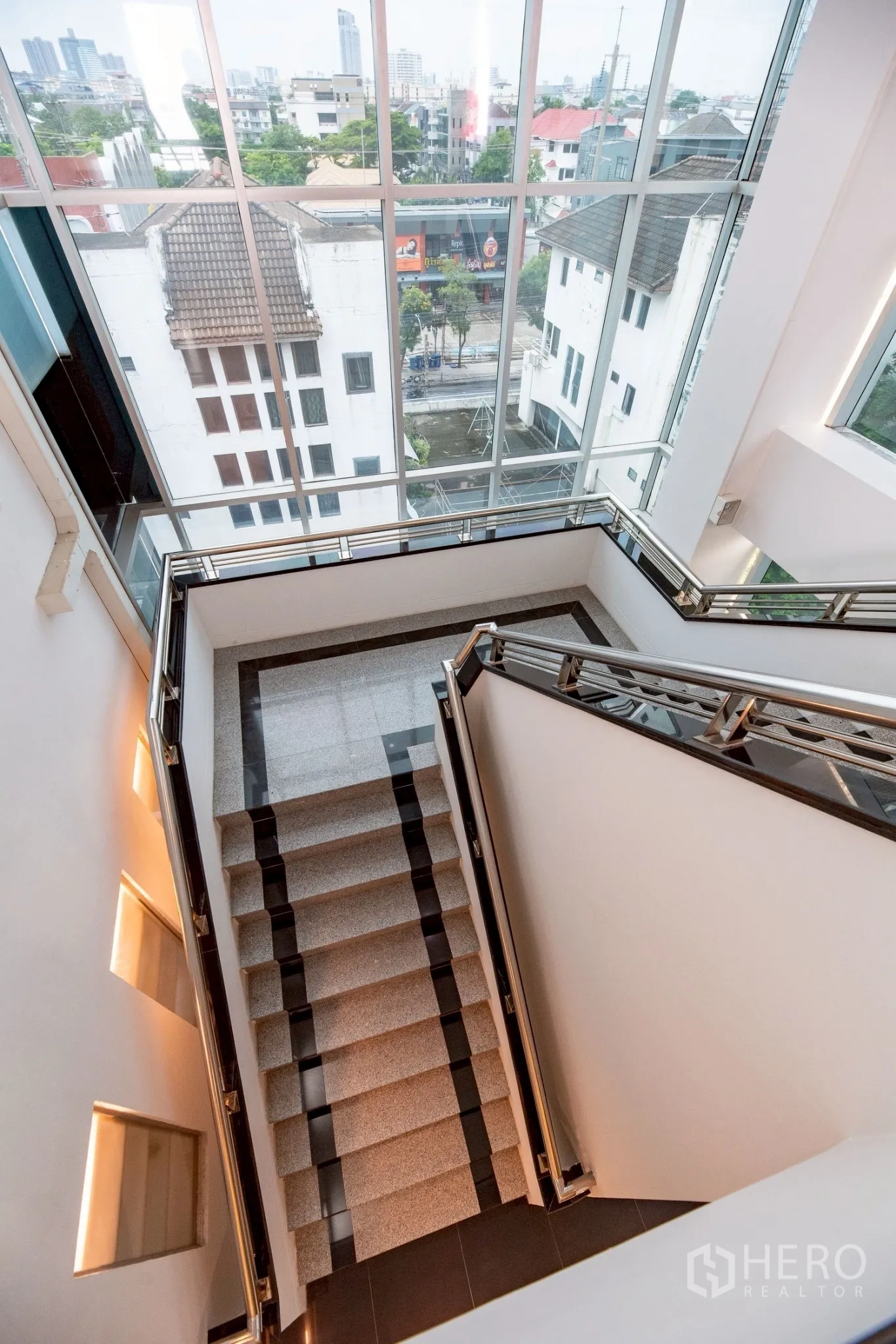 สำนักงาน ให้เช่าในWang Thonglang, Bangkok - บันไดอาคารพร้อมผนังกระจกสูงจากพื้นจรดเพดาน มองเห็นวิวเมือง