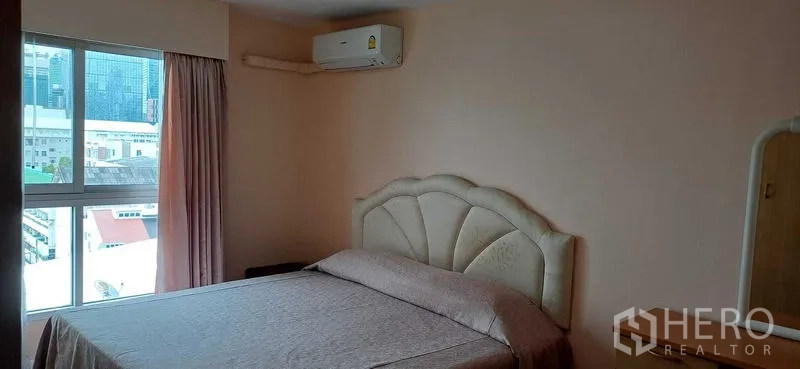 คอนโด ขายในPathum Wan, Bangkok - ห้องนอนหลักพร้อมหัวเตียงบุ แอร์แขวนผนัง และหน้าต่างมองเห็นสกายไลน์