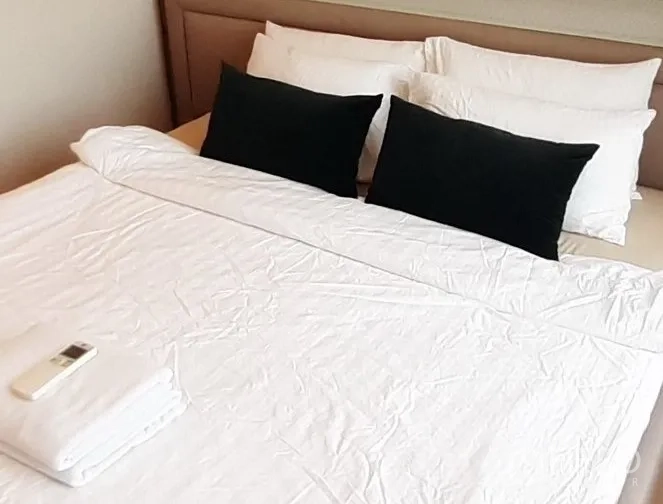 คอนโด ให้เช่าในKhlong Toei, Bangkok - ห้องนอนที่สาม เตียงคิงไซส์ ชุดเครื่องนอนสีขาว หมอนสีดำ