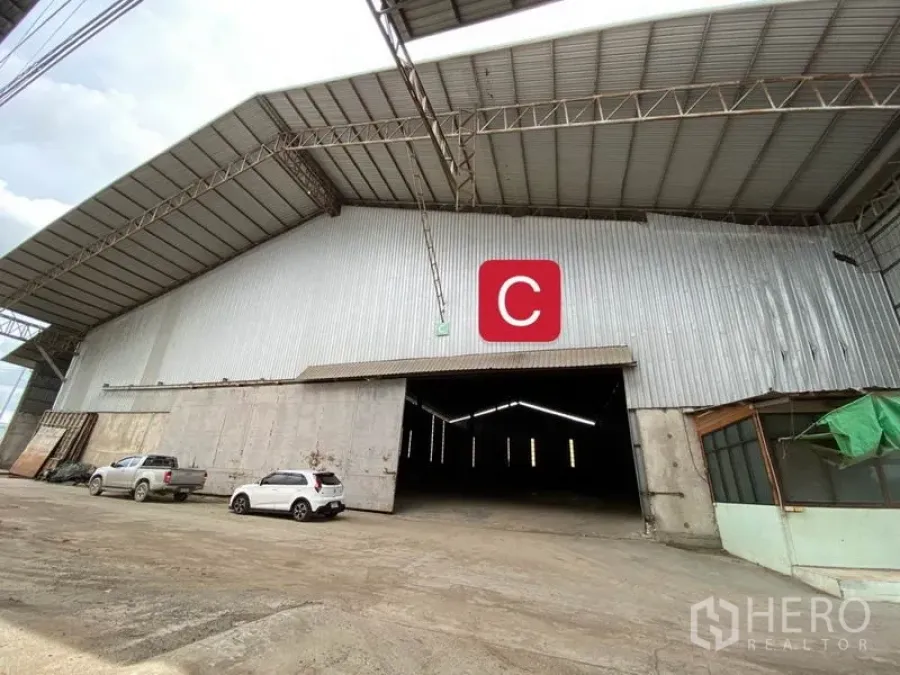 工厂 出租在Chachoengsao - 金属外墙的大型工厂外观，屋顶挑高，宽阔装卸入口与硬化停车区。