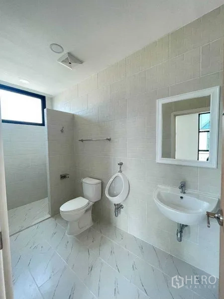 สำนักงานที่บ้าน ให้เช่าในBang Kapi, Bangkok - ห้องน้ำกระเบื้องโทนสว่าง พร้อมโถสุขภัณฑ์ โถปัสสาวะ อ่างล้างหน้า และฝักบัว.