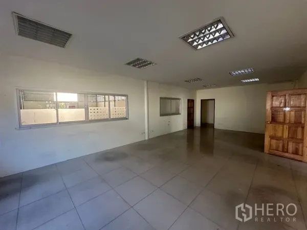 คลังสินค้า ให้เช่าในSaphan Sung, Bangkok - ห้องออฟฟิศกว้าง พื้นกระเบื้อง ไฟฟลูออเรสเซนต์ และประตูไม้