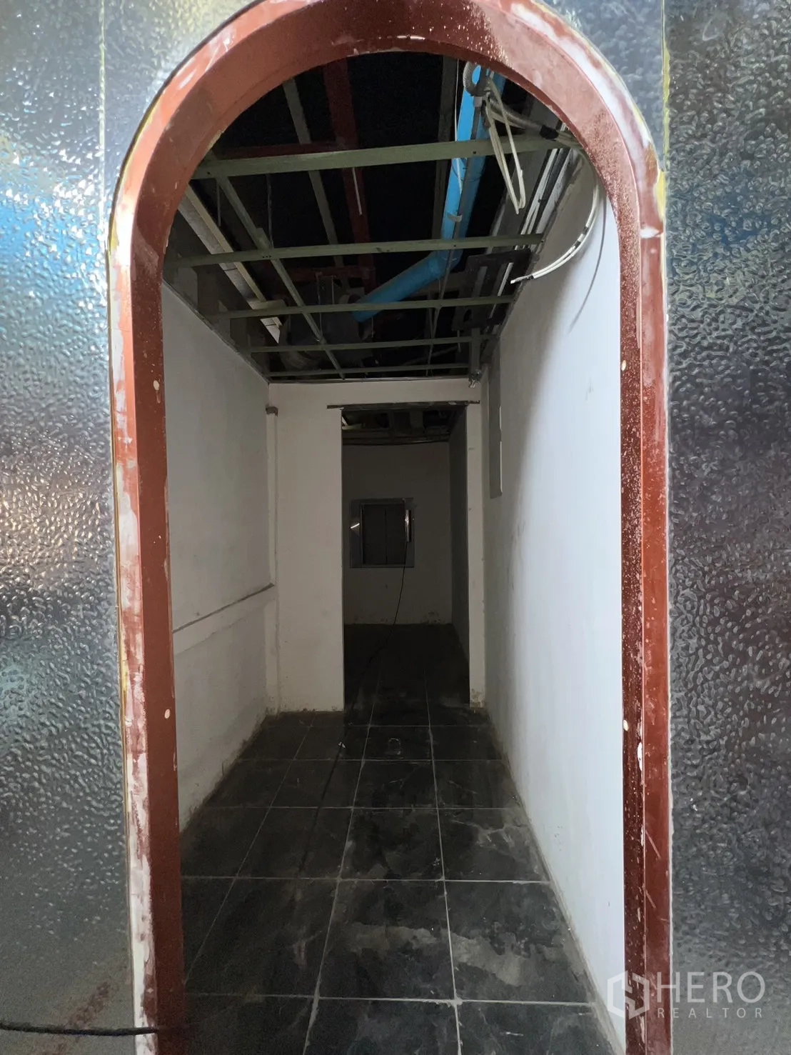 อาคารพาณิชย์ ให้เช่า - โถงทางเดินยังไม่เสร็จ ปูกระเบื้องดำ เพดานเดินงานระบบ