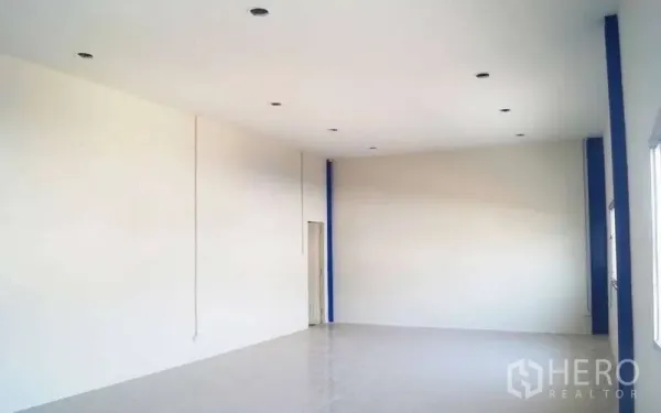คลังสินค้า ให้เช่าในKrathum Baen, Samut Sakhon - ออฟฟิศชั้นบนโปร่งโล่ง ผนังสีขาว พื้นกระเบื้อง และไฟดาวน์ไลท์ มองเห็นพื้นที่โกดัง