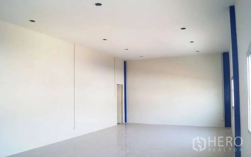 คลังสินค้า ให้เช่าในKrathum Baen, Samut Sakhon - ออฟฟิศชั้นบนโปร่งโล่ง ผนังสีขาว พื้นกระเบื้อง และไฟดาวน์ไลท์ มองเห็นพื้นที่โกดัง