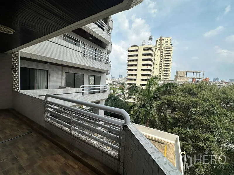 คอนโด ให้เช่าในWatthana, Bangkok - ระเบียงกว้างแบบมีชายคา มองเห็นตึกข้างเคียงและต้นไม้