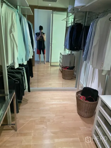 คอนโด ให้เช่าในKhlong San, Bangkok - ตู้เสื้อผ้าแบบวอล์กอินกระจกเงา มีราวแขวนสองฝั่งและพื้นไม้
