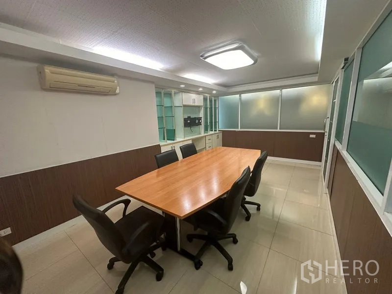 สำนักงาน ขาย - ห้องประชุม 6 ที่นั่ง โต๊ะไม้ และตู้โชว์กระจก