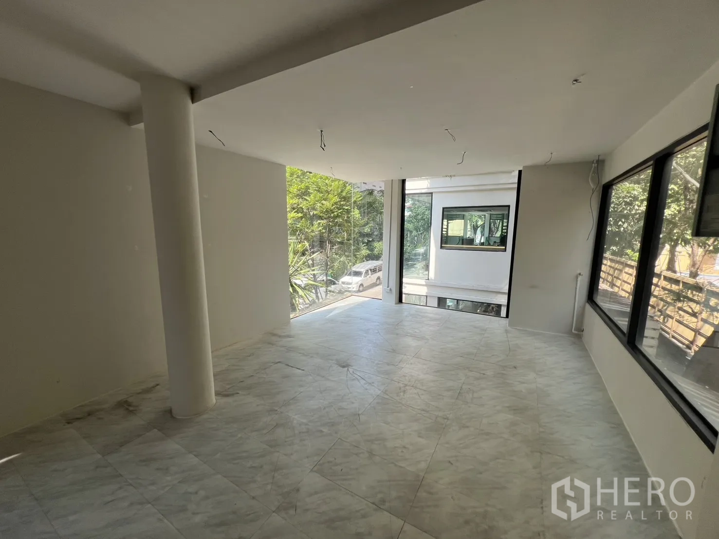 店屋 出租在Watthana, Bangkok - 宽敞楼层，立柱与全景窗，可望小巷。