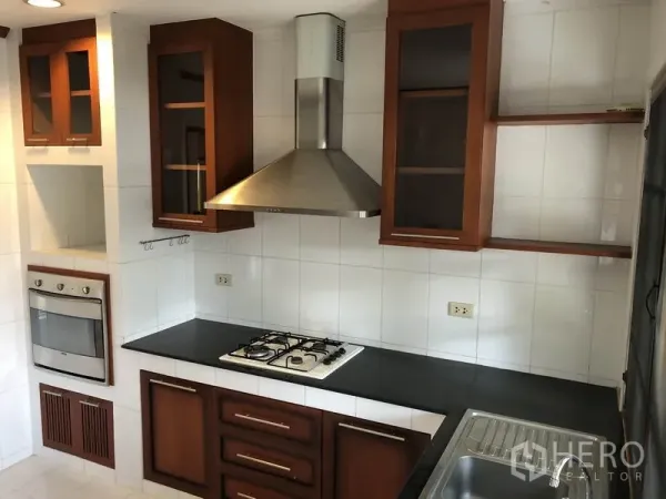 独立式住宅 出租 - 封闭式厨房，配燃气灶、抽油烟机、烤箱与木质柜体。