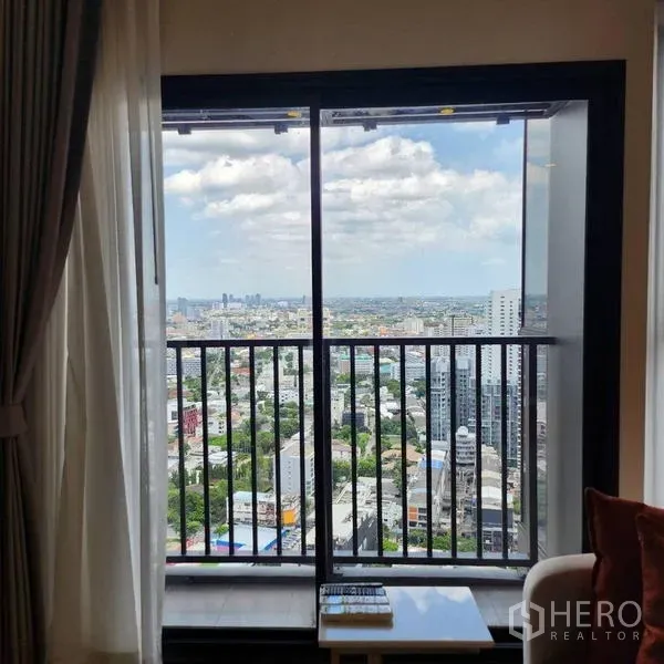 คอนโด ให้เช่าในWatthana, Bangkok - ประตูกระจกบานเลื่อนออกสู่ระเบียง มุมมองเมืองพาโนรามาจากชั้นสูง