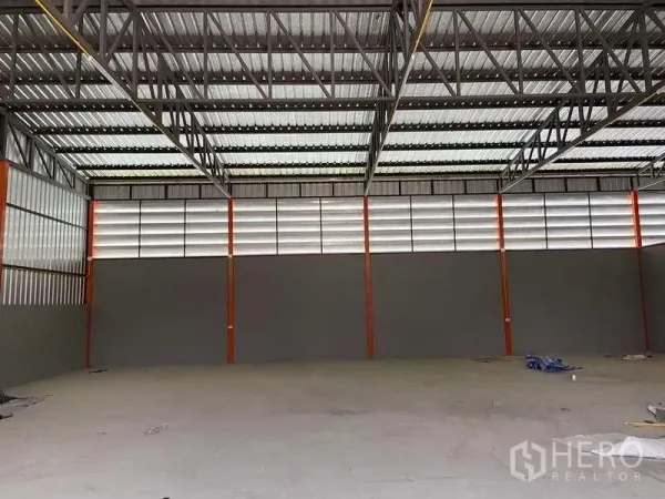 คลังสินค้า ให้เช่าในLam Luk Ka, Pathum Thani - ภายในโกดังโล่ง พื้นคอนกรีต โครงหลังคาเหล็กและช่องลมตามแนวผนัง