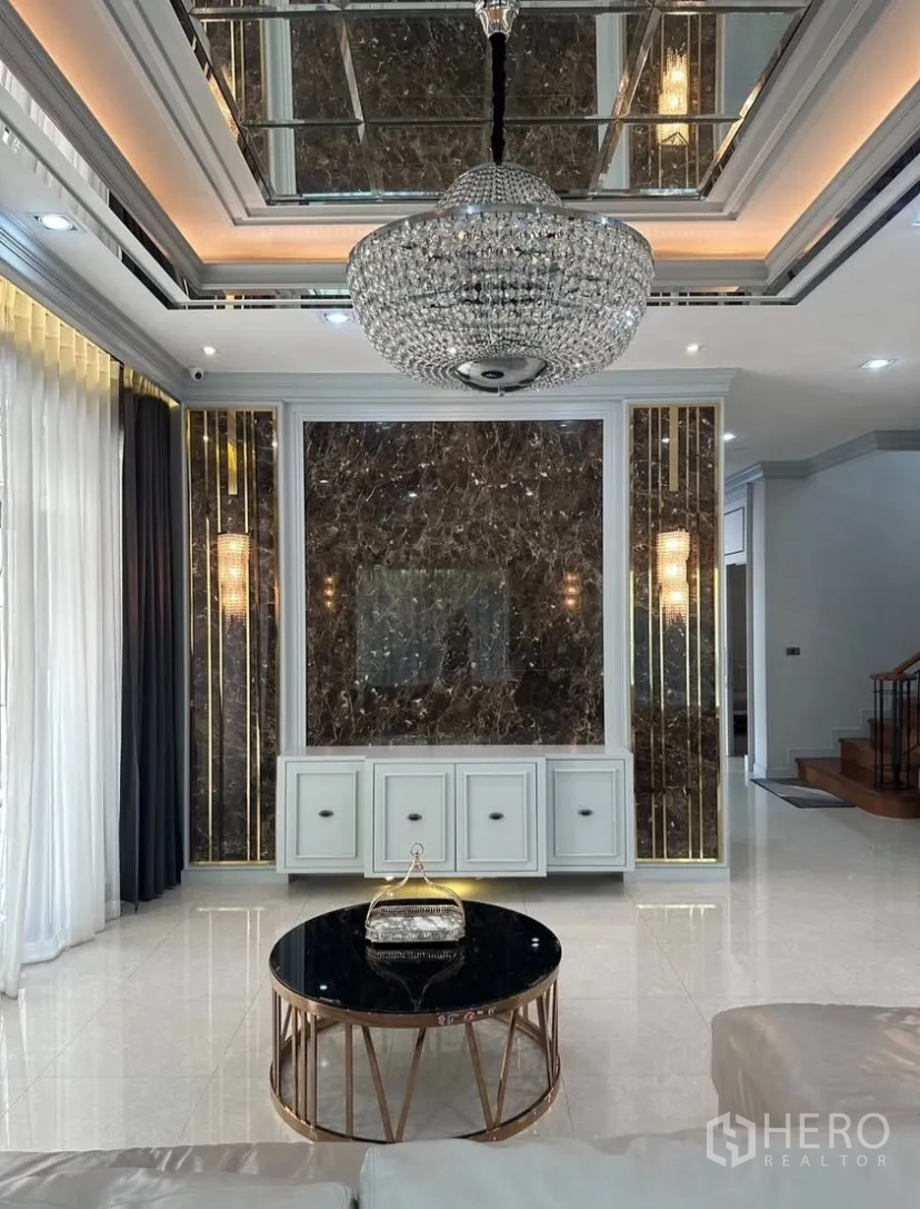บ้านเดี่ยว for rent or sale in Prawet, Bangkok - ห้องรับแขกมองไปยังบันไดและตู้แพนทรี่ โชว์ฝ้าหลุมและไฟดาวน์ไลท์