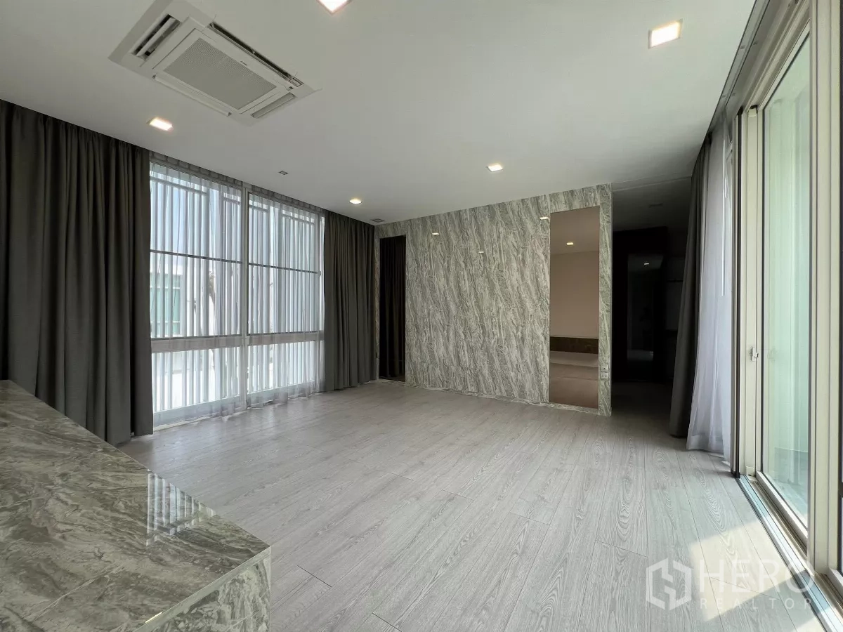Detached House for sale in Bang Phli, Samut Prakan - Spacious bedroom with marble feature wall, curtains and wood flooring