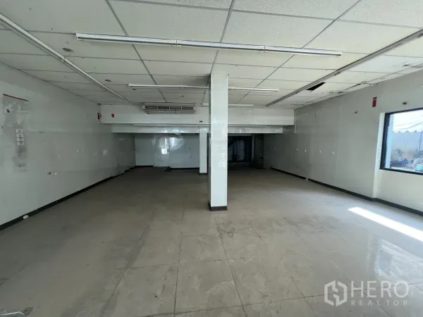 零售空间 出租在Suan Luang, Bangkok - 一层开放式零售空间，瓷砖地面与中心立柱，采光良好。