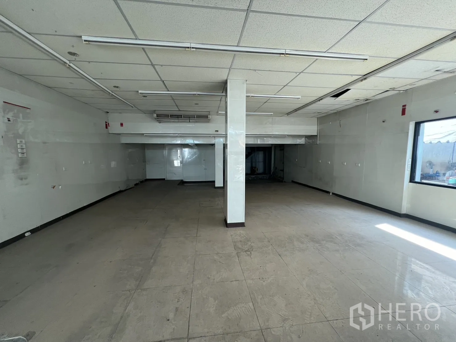 零售空间 出租在Suan Luang, Bangkok - 一层开放式零售空间，瓷砖地面与中心立柱，采光良好。