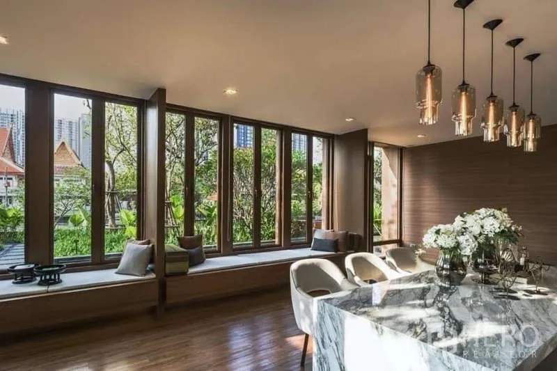 คอนโด ให้เช่าในWatthana, Bangkok - เลานจ์ผู้อยู่อาศัย หน้าต่างบานใหญ่ โต๊ะหินอ่อน และโคมแขวน