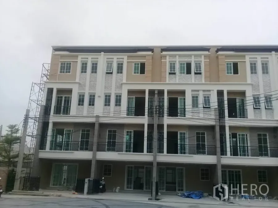 สำนักงานที่บ้าน ให้เช่าในBang Na, Bangkok - อาคารโฮมออฟฟิศ 4 ชั้นสไตล์โมเดิร์น พร้อมระเบียงและหน้าต่างสูงในโครงการบางนา