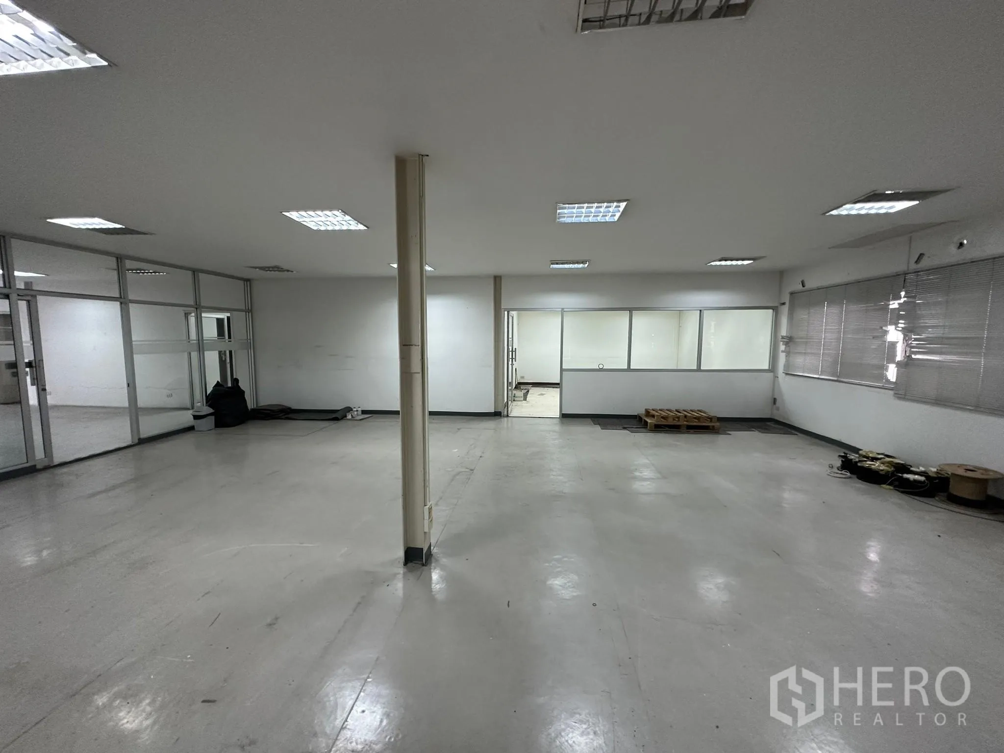 Warehouse for rent in Huai Khwang, Bangkok - Open office area with windows, blinds and internal glass rooms.